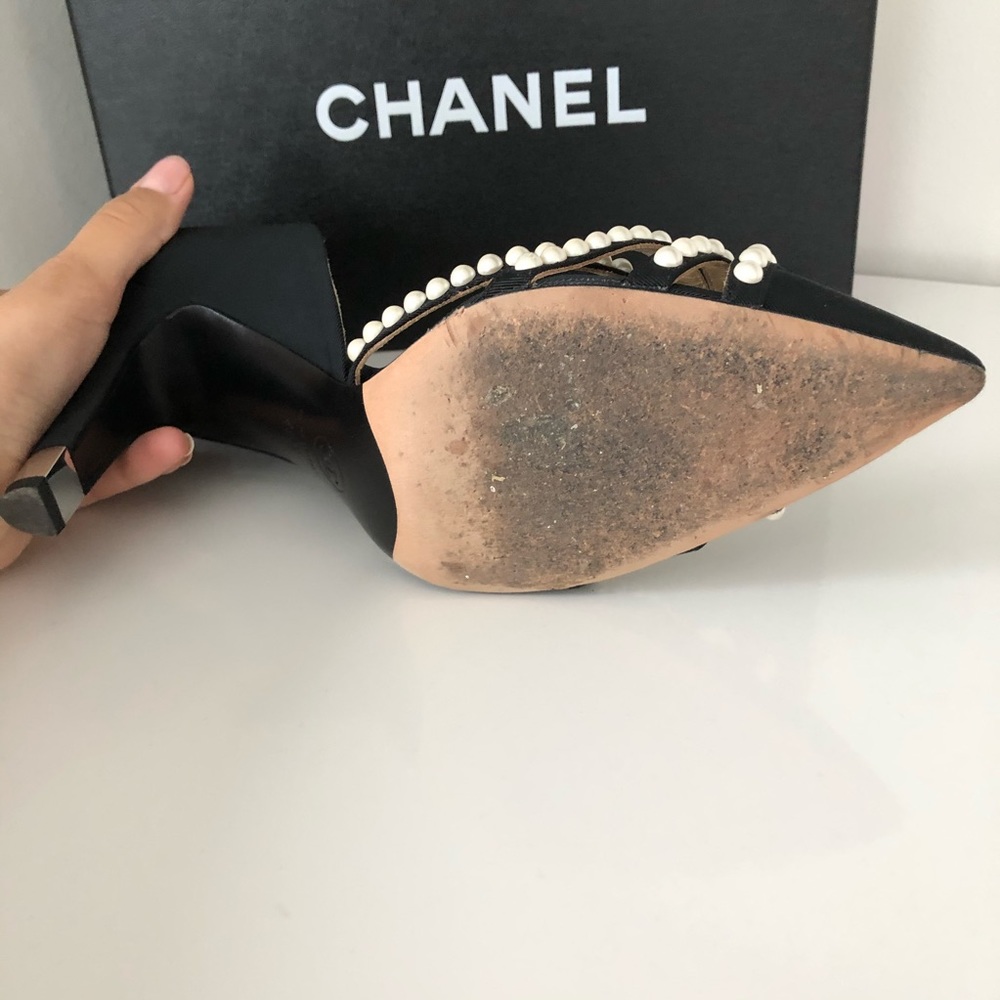 CHANEL satin pearl embellished CC heel pumps - Picture 5 of 7